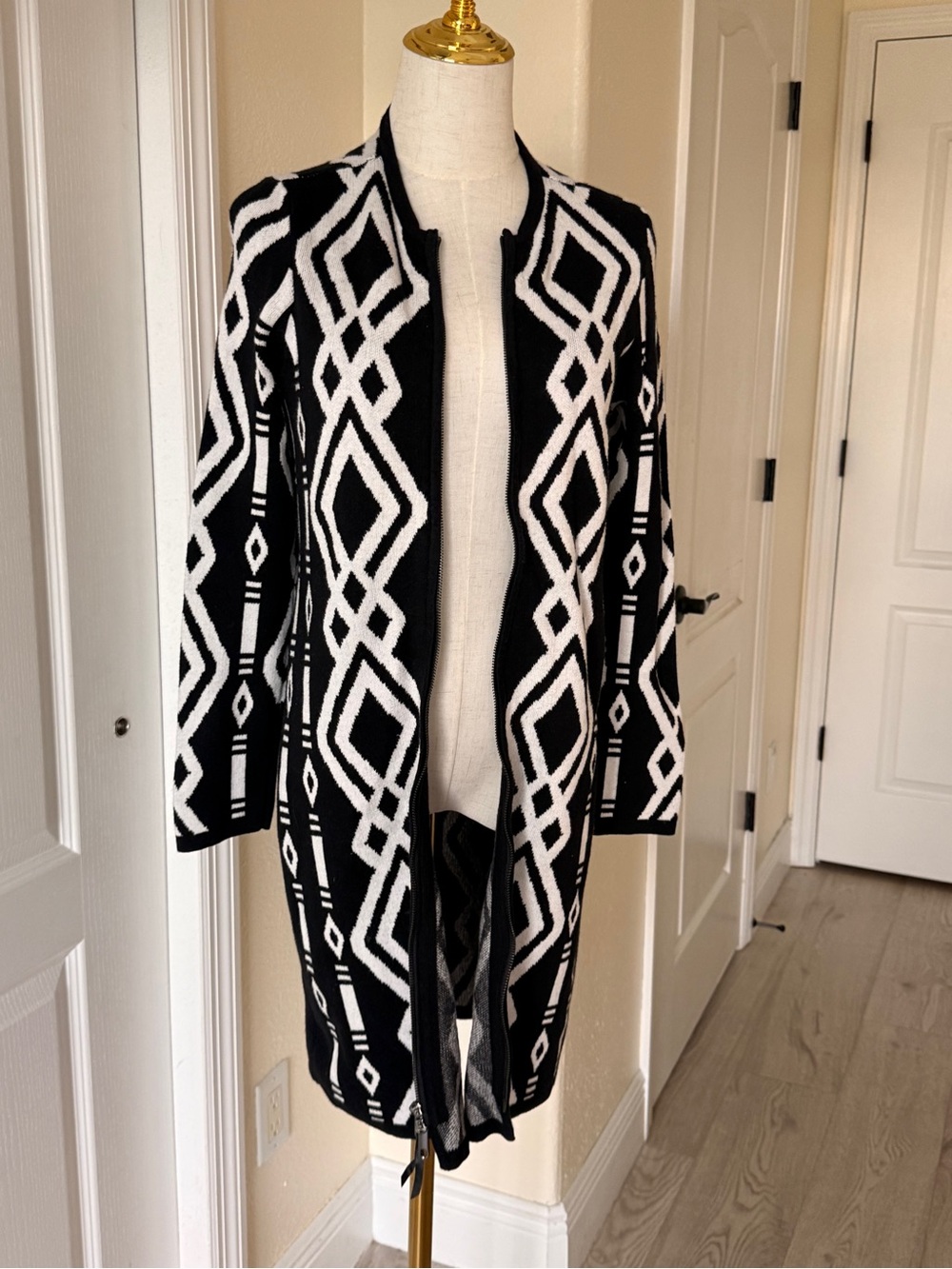 Chico's Black & White Geometric Open-Front Cardigan
